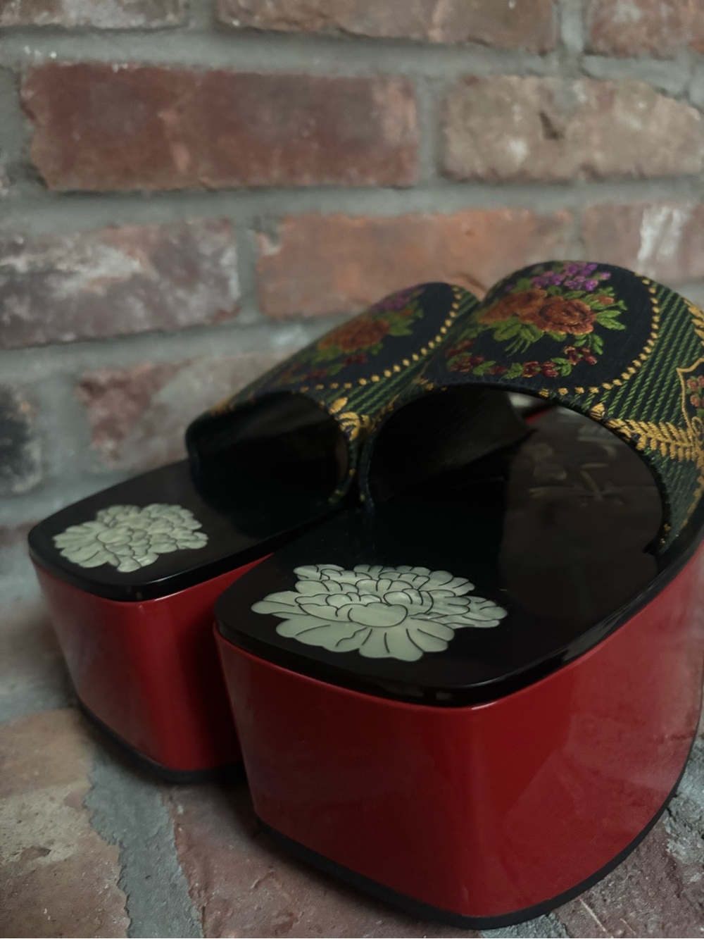Gucci Mother of Pearl Jacquard Embroidered Floral Platform Sandal - Black & Red - Picture 10 of 12